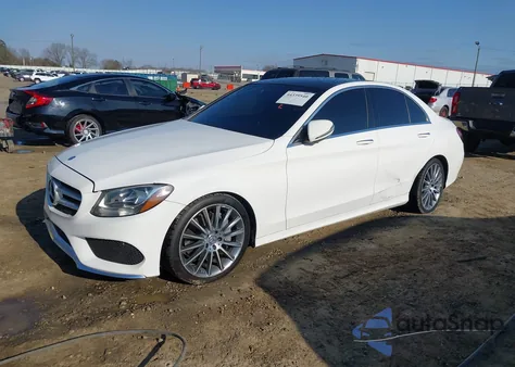 2017 Mercedes-Benz C 300 Sport z USA, uszkodzony, nr VIN 55SWF4JB4HU206692